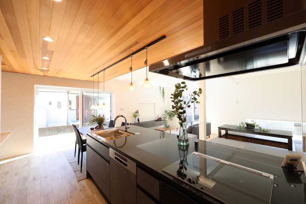 34坪のゆとりを実感。勾配天井×広いLDK×高性能の平屋